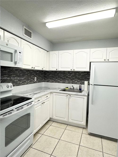 y32-9405 Sw 76th St, Miami, FL, 33173-3372 | Card Image