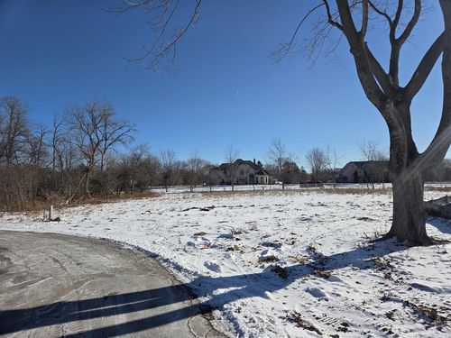 10506 N Pine Tree Circle, Mequon, WI, 53092 | Card Image