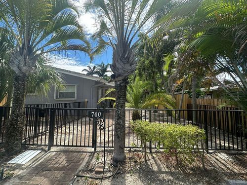 740 Ne 37th St, Oakland Park, FL, 33334-2926 | Card Image
