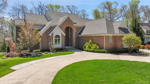 736 Inverness, Highland, MI, 48357-4774 | Card Image