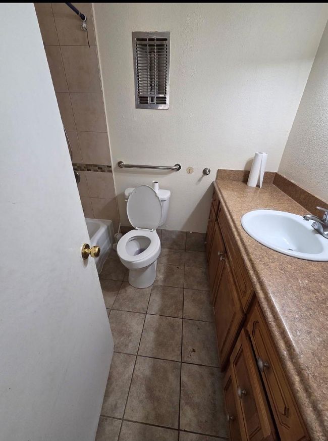APT-38 - 8110 Albacore Dr, House attached with 2 bedrooms, 2 bathrooms and 1 parking in Houston TX | Image 9