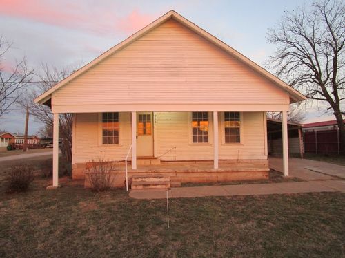 916 N Bridge St, Henrietta, TX, 76365-1702 | Card Image