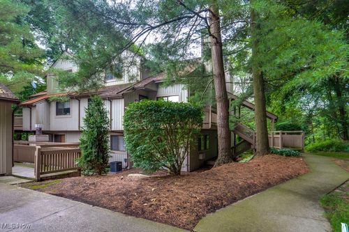 582 Meredith Ln, Cuyahoga Falls, OH, 44223-2590 | Card Image
