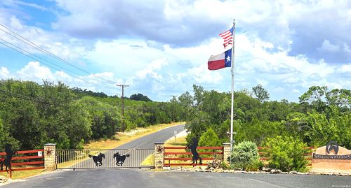 529 Thoroughbred Ln, Spring Branch, TX, 78070-3763 | Card Image