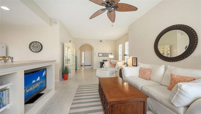 301B2 - 301 Ravinia Cir, Condo with 3 bedrooms, 2 bathrooms and null parking in VENICE FL | Image 13