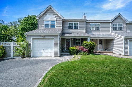 22 E Walnut St, Islip, NY, 11751-2213 | Card Image