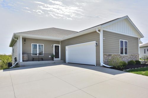 1358 Scenic Pointe Ct, Hartford, WI, 53027-1171 | Card Image
