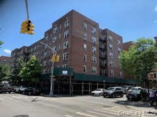 5f-4240 Bowne St, New York, NY, 11355 | Card Image
