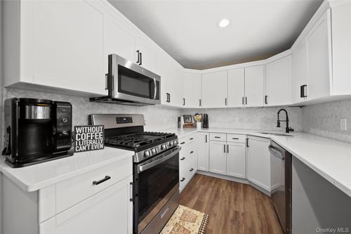 23 Berard Blvd, Oakdale, NY, 11769-1701 | Card Image