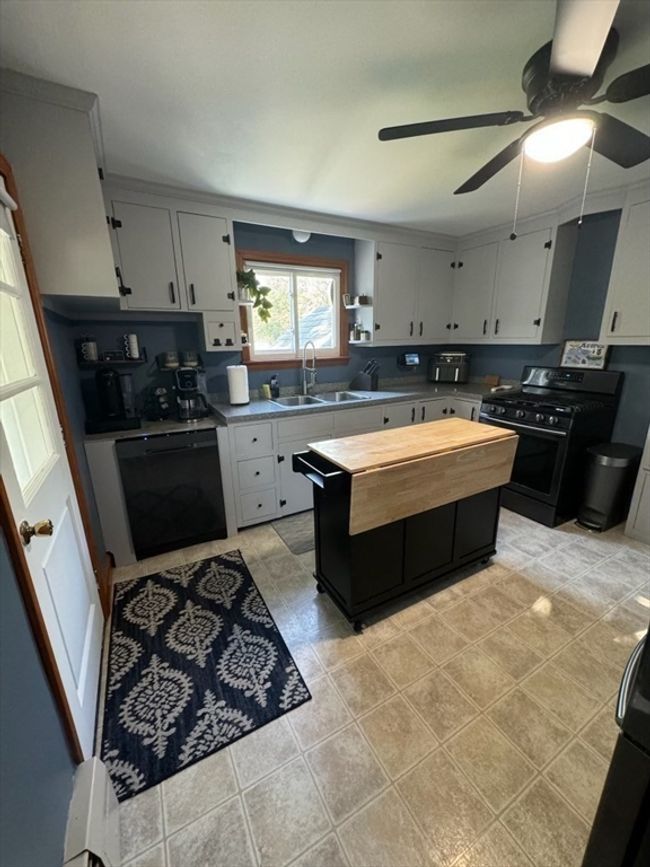 88 Baldwin St, House other with 3 bedrooms, 2 bathrooms and 4 parking in Fall River MA | Image 17