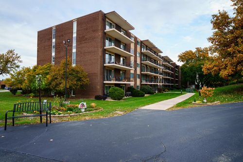 13a-5300 Walnut Ave, Downers Grove, IL, 60515-4138 | Card Image