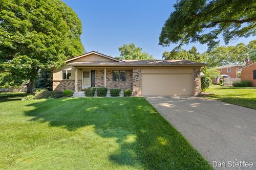 2121 Dewberry Dr Ne, Grand Rapids, MI, 49505-5724 | Card Image