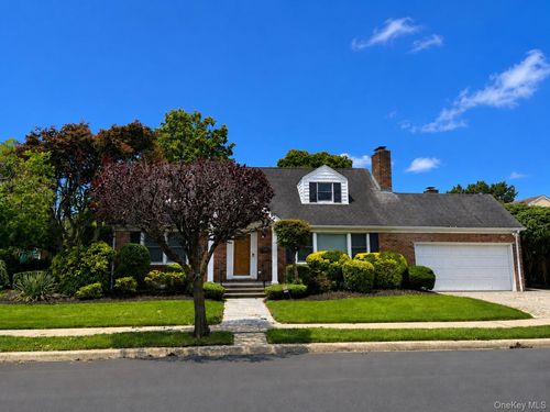 126 Hillside Ave, Manhasset, NY, 11030-2211 | Card Image