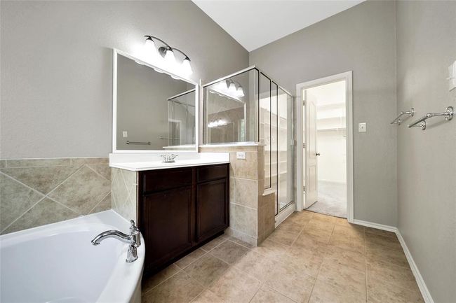 A quick shower or a long soak - you have your choice. | Image 21