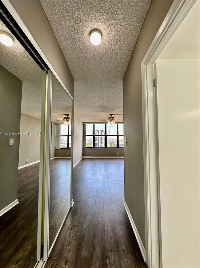 APT-1215 - 2500 Parkview Dr, Condo with 2 bedrooms, 2 bathrooms and null parking in Hallandale Beach FL | Image 7