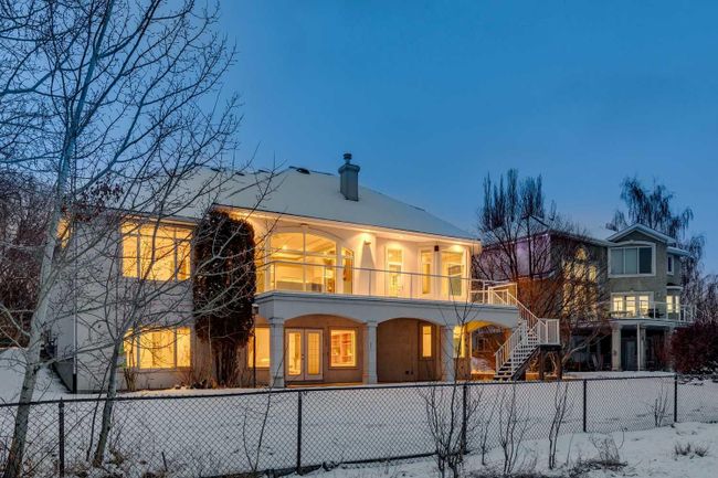 329 Douglasdale Point Se, Home with 4 bedrooms, 2 bathrooms and 6 parking in Calgary AB | Image 4