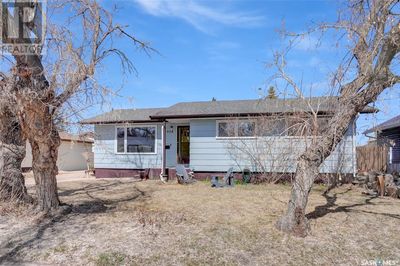 924 Iroquois St W, House other with 3 bedrooms, 2 bathrooms and null parking in Moose Jaw SK | Image 2