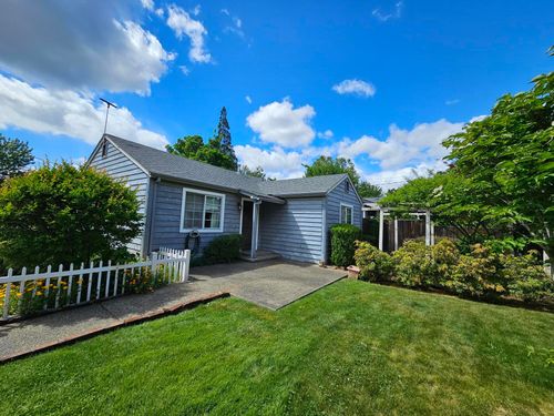 1040 Ne Madrone St, Grants Pass, OR, 97526-1666 | Card Image