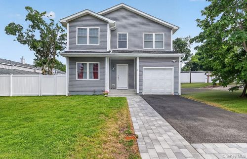 9 Okane St, Central Islip, NY, 11722-4121 | Card Image