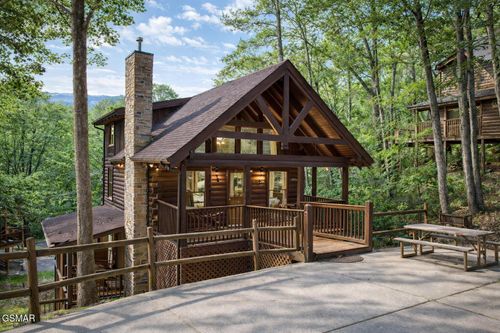 952 Iron Mountain Rd, Pigeon Forge, TN, 37863-3013 | Card Image