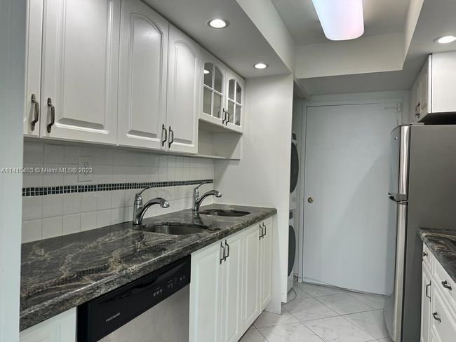 APT-811 - 5401 Collins Ave, Condo with 2 bedrooms, 2 bathrooms and null parking in Miami Beach FL | Image 38
