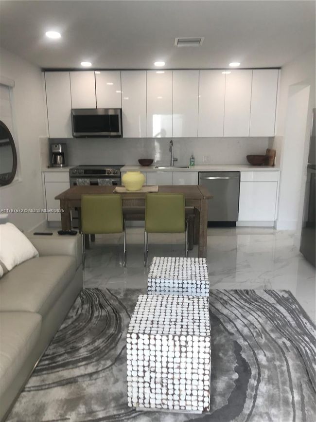 APT-4 - 2816 Pine Tree Dr, Condo with 1 bedrooms, 1 bathrooms and null parking in Miami FL | Image 4