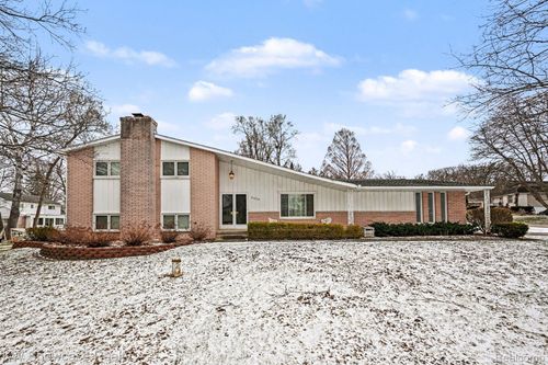 8635 Sandy Crest Dr, White Lake, MI, 48386-2460 | Card Image