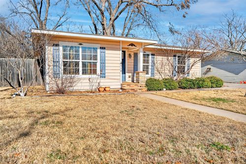 316 W Rucker St, Granbury, TX, 76048-2172 | Card Image