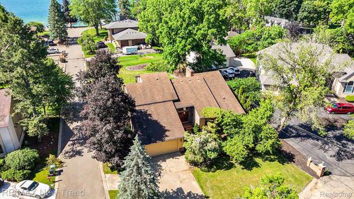 3234 Pine Lake Rd, West Bloomfield, MI, 48324-1951 | Card Image