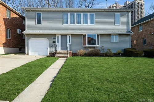 7009 267th Street, New York, NY, 11004 | Card Image