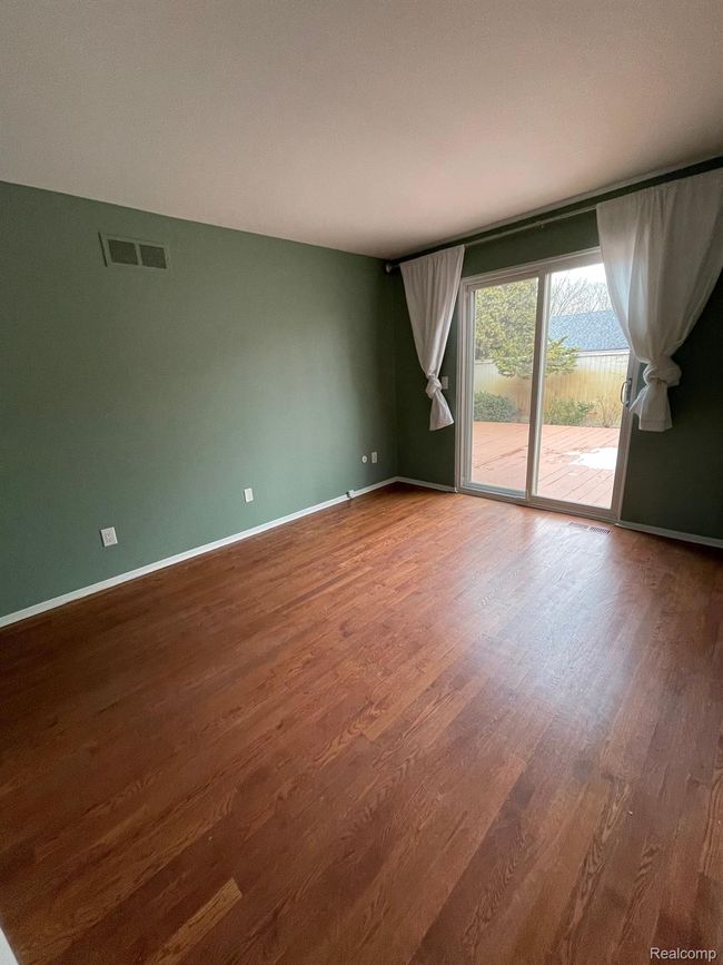 1012 Stratford Ln, Condo with 4 bedrooms, 3 bathrooms and null parking in Bloomfield Hills MI | Image 11