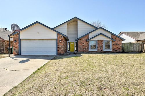 316 E Olympic Dr, Yukon, OK, 73099-5915 | Card Image