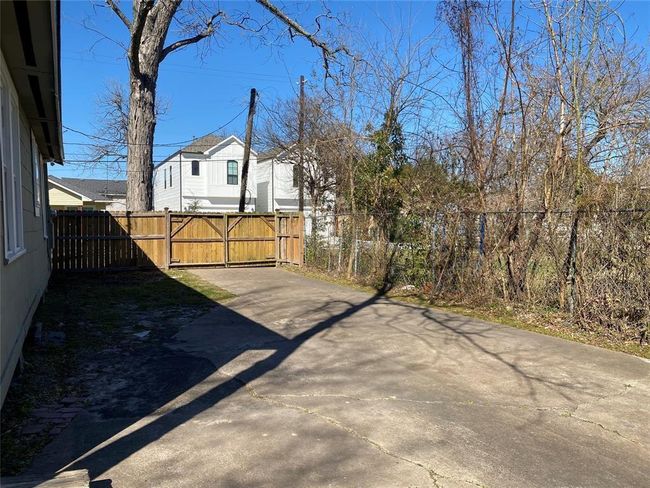 1110 E 27 Th St, House other with 5 bedrooms, 3 bathrooms and 2 parking in Houston TX | Image 12