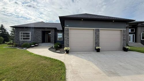 48 Brentwood Dr, Steinbach, MB, R5G0Y4 | Card Image