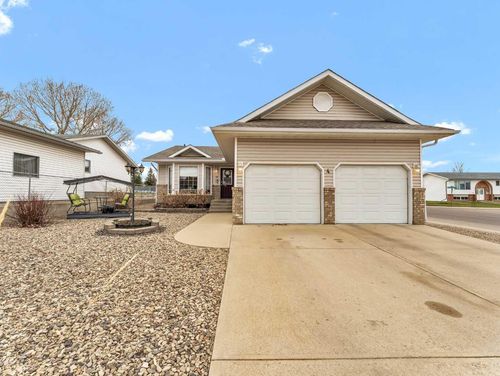 4 Redwood Court Se, Medicine Hat, AB, T1B3Z6 | Card Image