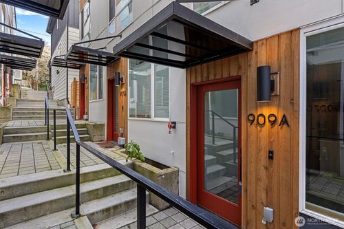 a-909 Hiawatha Pl S, Seattle, WA, 98144-2825 | Card Image