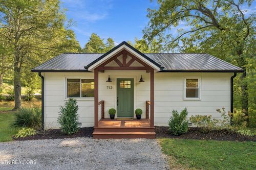 712 E Millers Cove Rd, Walland, TN, 37886-2406 | Card Image