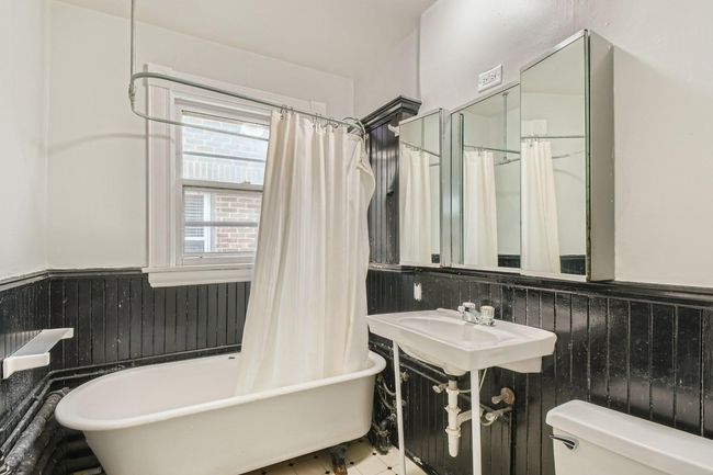 3020 James Ave S Minneapolis MN - Web Quality - 009 - 19 3 Bathroom.jpg | Image 8