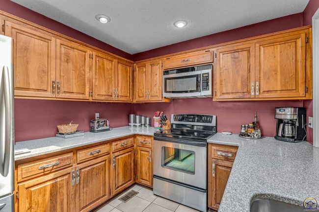 13 Sw Pepper Tree Ln, Townhouse with 4 bedrooms, 4 bathrooms and null parking in Topeka KS | Image 14