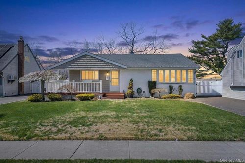 18 Seitz Dr, Bethpage, NY, 11714-6017 | Card Image