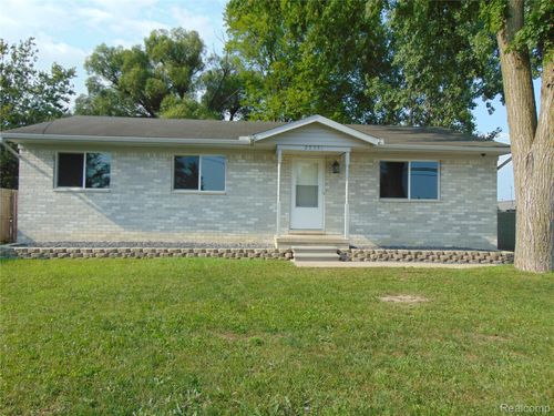 20551 Fenton St, Roseville, MI, 48066-1767 | Card Image