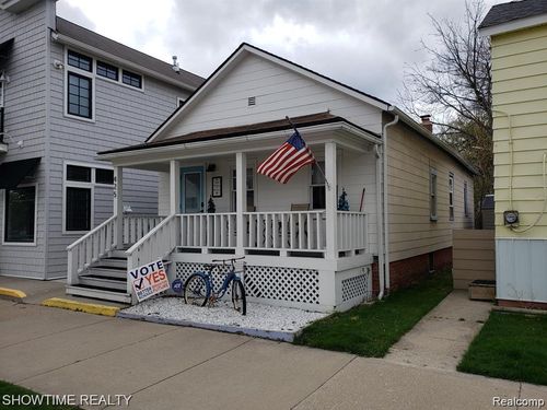 425 Broadway St, Marine City, MI, 48039-1610 | Card Image