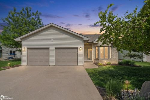 5582 Chip Shot Dr, Burlington, IA, 52601-8674 | Card Image