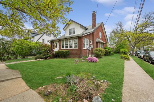 12 Harvard Ave, Hewlett, NY, 11557-1507 | Card Image