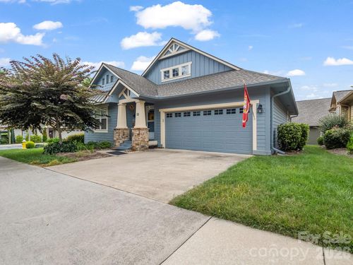 27 Gray Wolf Ln, Hendersonville, NC, 28792-7423 | Card Image