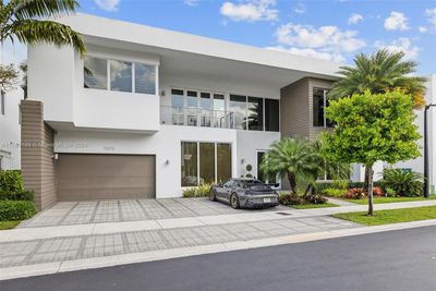 10273 Nw 74th Ter, House other with 5 bedrooms, 5 bathrooms and null parking in Doral FL | Image 2