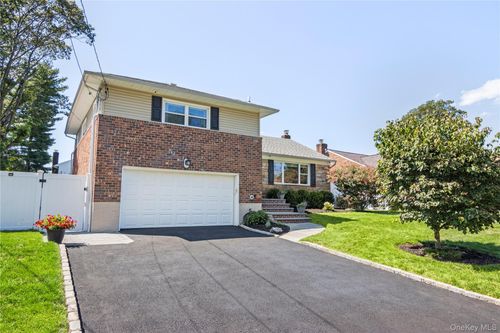 7 Driftwood Dr, Glen Cove, NY, 11542-1607 | Card Image