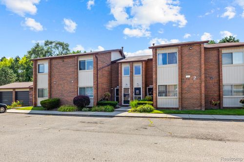 11-33909 Pondview Cir, Livonia, MI, 48152-1474 | Card Image