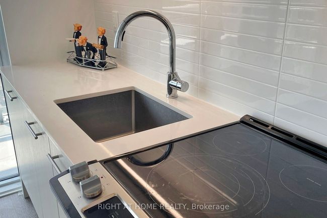 1012 - 286 Main St, Condo with 2 bedrooms, 2 bathrooms and null parking in Toronto ON | Image 13