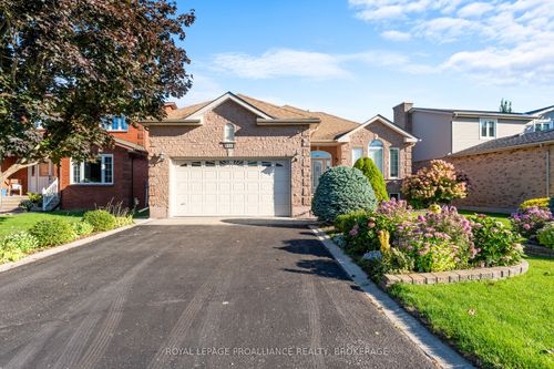 377 Briarwood Dr, Kingston, ON, K7M7V2 | Card Image